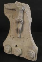 CHRIST fragment en pierre sculptée. Trois têtes à la base....