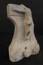 CHRIST fragment en pierre sculptée. Trois têtes à la base....