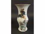 CHINE : Vase à corps renflé en porcelaine à décor...