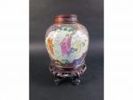 CHINE : Vase boule en porcelaine à décor polychrome de...