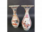 JAPON : Paire de vases corolles en porcelaine à décor...