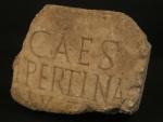 FRAGMENT en marbre d'une inscription romaine : "CAES... PERTINA". Haut...