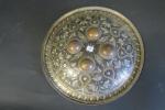 Rondache indo-persanne en métal gravé et damasquiné à décor feuillagé...