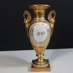 PARIS
Vase en forme d'urne sur piédouche en porcelaine sur fond...