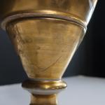 PARIS
Vase en forme d'urne sur piédouche en porcelaine sur fond...
