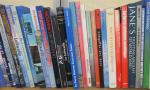 Importante collection d'environ 400 ouvrages sur l'aviation et l'aéronautique avec...