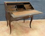 Petit bureau dos d'âne de style Louis XV en bois...