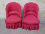Deux fauteuils crapauds, tissu rouge framboise (usures à l'un, l'autre...