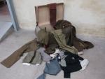 MILITARIA - Malle contenant des vêtements militaires : pantalon, vareuse,...