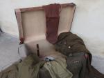 MILITARIA - Malle contenant des vêtements militaires : pantalon, vareuse,...