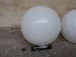 Deux globes de lumière d'extérieur en PVC blanc, diam: 30cm...