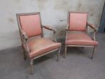 Paire de fauteuils de style Louis XVI à dossier plat...