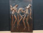 Grande plaque en cuivre repoussé, à décor de trois danseuses...