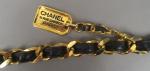 CHANEL - Ceinture vintage en chaîne dorée et cuir noir,...