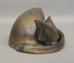 ITARTE - Chat enroulé. Sculpture en bronze, signée. Haut.: 9...