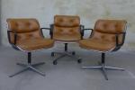 STRAFOR. Trois fauteuils de bureau pivotants inspirés du modèle executive...
