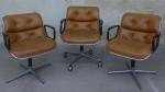 STRAFOR. Trois fauteuils de bureau pivotants inspirés du modèle executive...