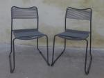 Deux chaises scoubidou grises la structure en métal laqué gris.
