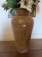 Grand vase moderne en terre-cuite à décor incisé de grecques....