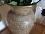Grand vase moderne en terre-cuite à décor incisé de grecques....