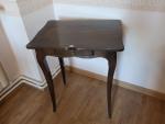 Petite table de style rustique en bois teinté, plateau chantourné,...