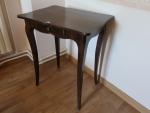 Petite table de style rustique en bois teinté, plateau chantourné,...