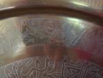 TURQUIE (?) : Guéridon composé d'un plateau en laiton gravé d'écritures coufiques,...