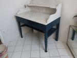 Table de toilette en bois repeint bleu, pieds tournés à...