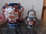JAPON - Deux potiches en porcelaine à décor Imari, l'une...