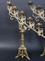 Paire de candélabres d'autel en bronze doré à rampe de...