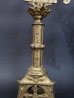 Paire de candélabres d'autel en bronze doré à rampe de...