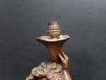 Pied de lampe en bois sculpté représentant un personnage grotesque...