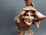 Pied de lampe en bois sculpté représentant un personnage grotesque...