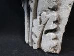 Fragment de chapiteau en pierre sculptée à décor de feuille...