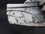 Fragment de chapiteau en pierre sculptée à décor de feuille...