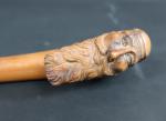 Art Populaire : Canne en bois sculpté représentant un homme...