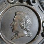 Bois pressé : Profil de W.A. Mozart en bois pressé...