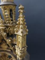 Pendule à la Cathédrale en tôle patinée et bronze doré...
