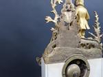 Pendule d'époque Louis-Philippe en bronze doré et marbre blanc représentant...