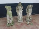 Trois statues de jardin en pierre sculptée représentant des femmes...