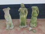 Trois statues de jardin en pierre sculptée représentant des femmes...