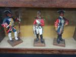 Lot de figurines en papier mâché : lansquenets, mousquetaires, Louis XV,...