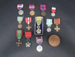 France Lot de 12 décorations : Légion d'honneur, Croix de guerre,...