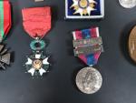France Lot de 12 décorations : Légion d'honneur, Croix de guerre,...