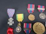 France Lot de 12 décorations : Médaille militaire, Commémorative, Inter-alliés, Défense...