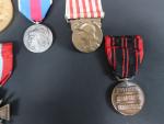 France Lot de 12 décorations : Médaille militaire, Commémorative, Inter-alliés, Défense...