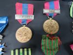 France Lot de 12 décorations : Croix de guerre, Mérite national,...