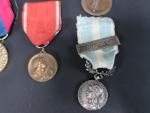 France Lot de 12 décorations : Croix de guerre, Mérite national,...