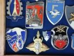 France Lot de 42 (env.) insignes militaires divers, nombreuses reproductions,...