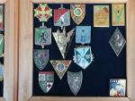 France Lot de 36 (env.) insignes militaires divers, nombreuses reproductions,...